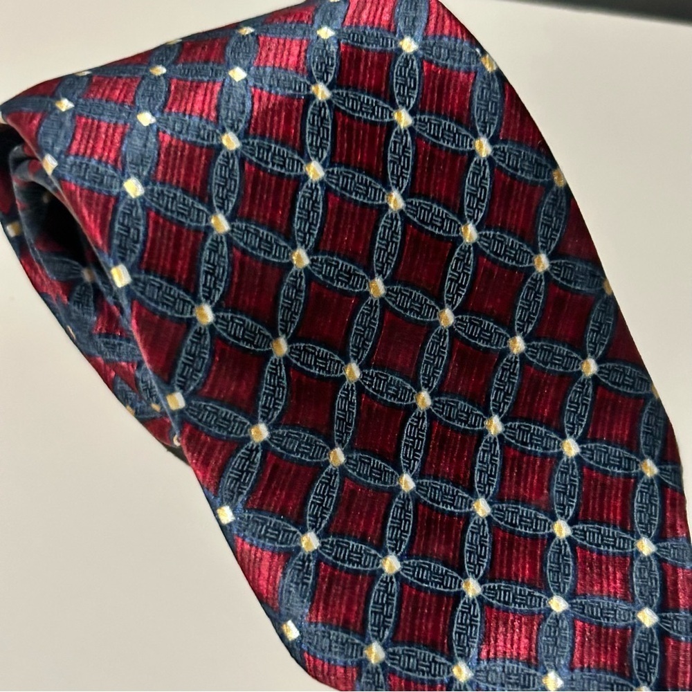 Van Heusen 100% Silk Red and Blue Patterned 52” Men’s Tie - Picture 2 of 3